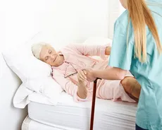 چگونه سالمندان بیمار را از رختخواب بیرون آوریم ؟